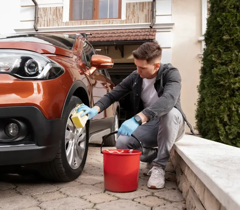 Lavage auto à domicile Saint-Laurent-du-Var : professionnel intervenant sur un véhicule